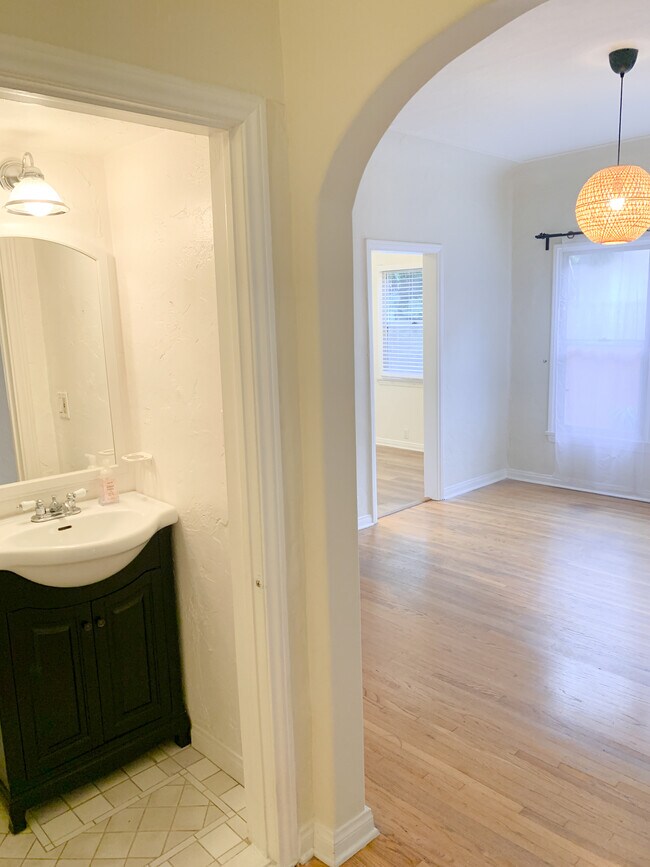 Comedor y medio baño - 8569 Horner St