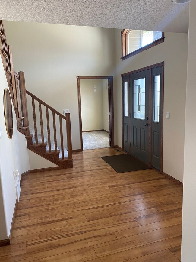 Building Photo - Beautiful 5 bedroom, 4 bath located in Osg...