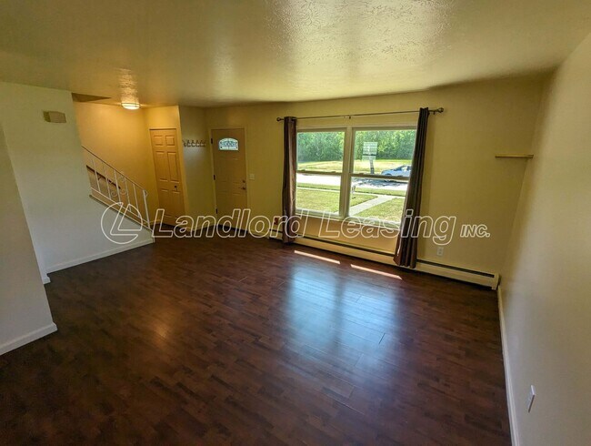 Foto del edificio - Updated 4-Bedroom Townhouse with Modern Fe...