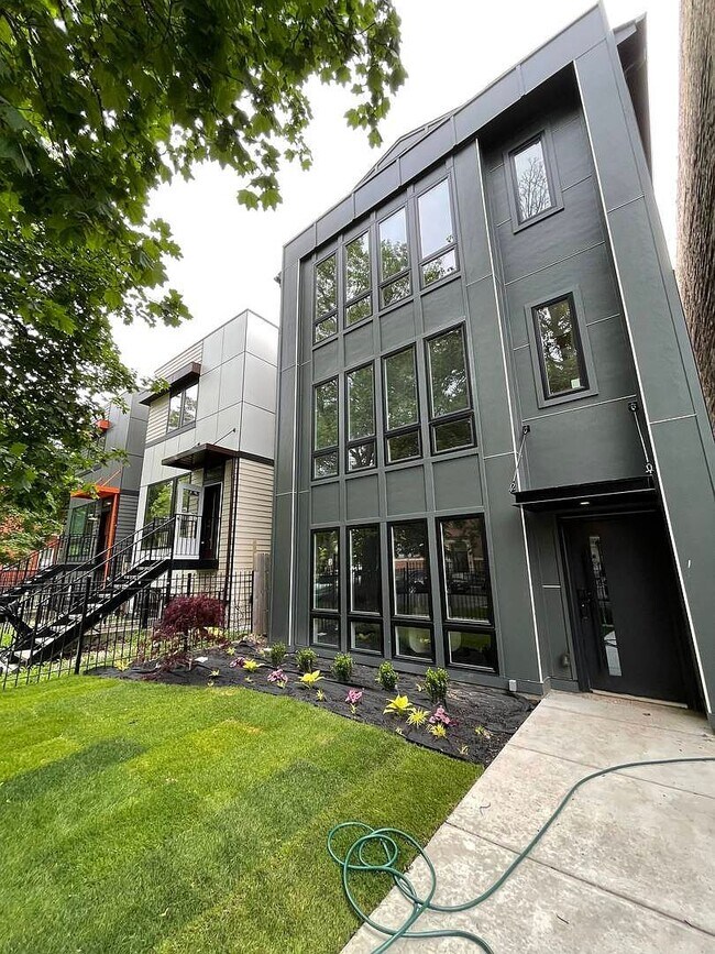 Building Photo - 6150 S St Lawrence Ave