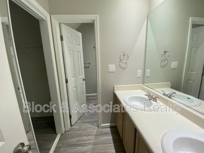 Foto del edificio - 508 Misty Groves Cir