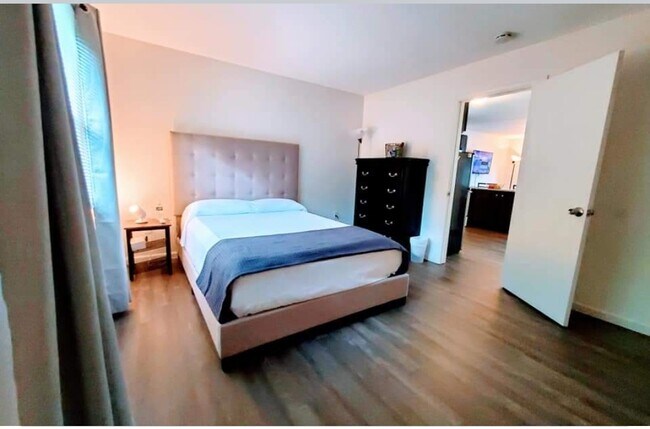 Suite 2E Habitación con cama Queen, baño, cocina y Comodidades de oficina - 17 Webster St