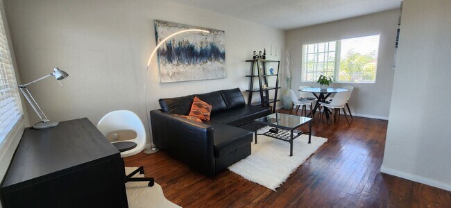Foto del edificio - Kensington: Renovated Spacious Residence: Cook's kitchen, Includes parking