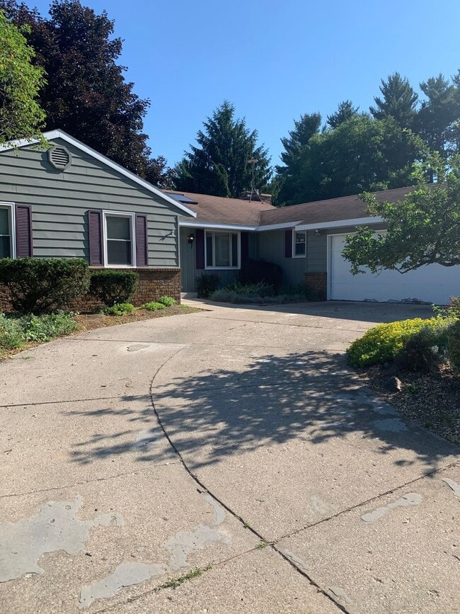 Building Photo - 7963 Pine Hollow Dr SE