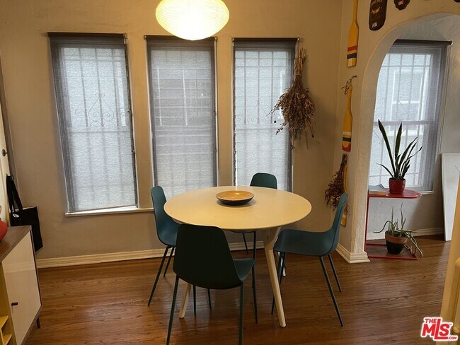 Foto del edificio - 325 N Gardner St