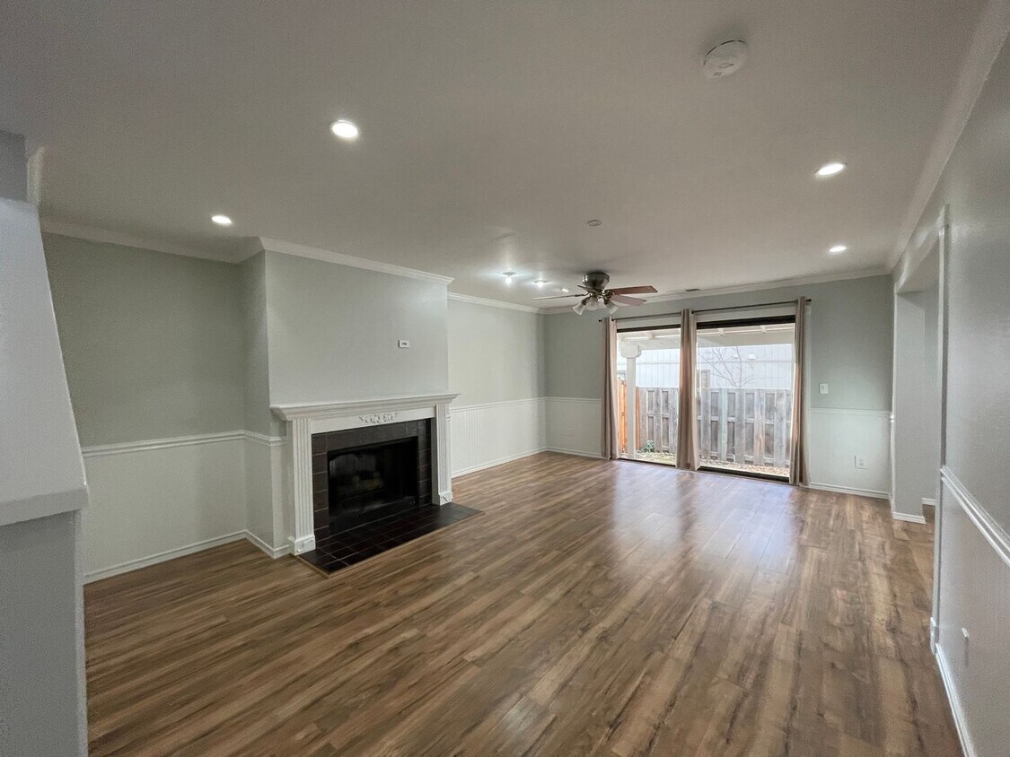 Primary Photo - Hercules: Two Story Townhouse With 2 Car G...