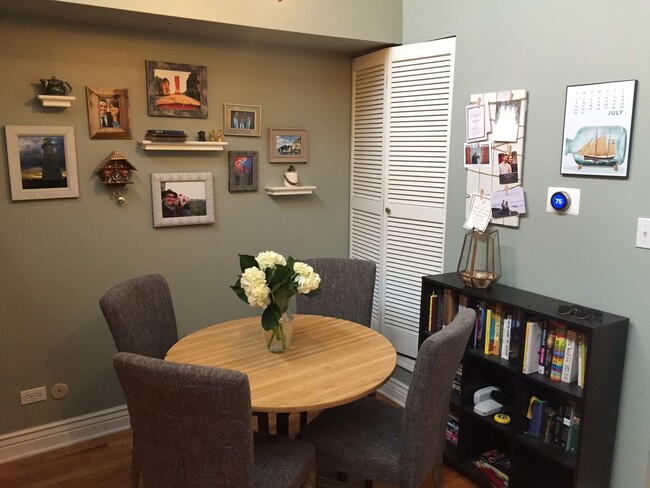 Building Photo - Awesome Top-Floor Condo with Vaulted Ceili...