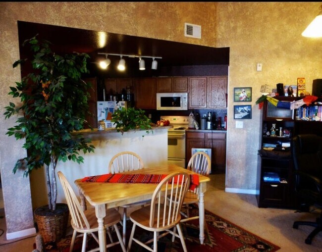 Foto del edificio - Nice 2 bed 2 bath near DIA in gated community