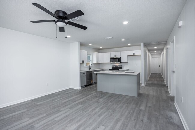 Foto del edificio - Spacious 4BR/2BA Home in Gainesville’s Heart