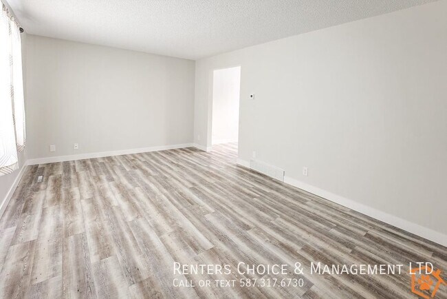 Photo du bâtiment - Spacious, Updated Pet Friendly Half Duplex with Fenced Yard!