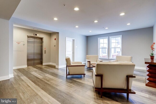 Foto del edificio - 1418 N Rhodes St