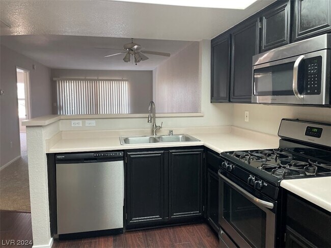 Foto del edificio - 8070 W Russell Rd