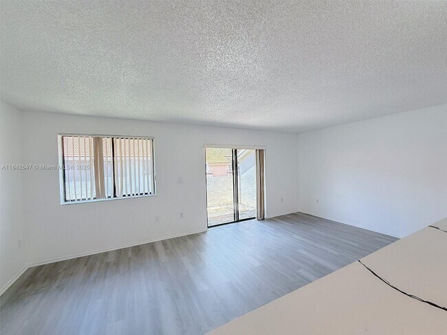 Foto del edificio - 3212 Coral Lake Ln