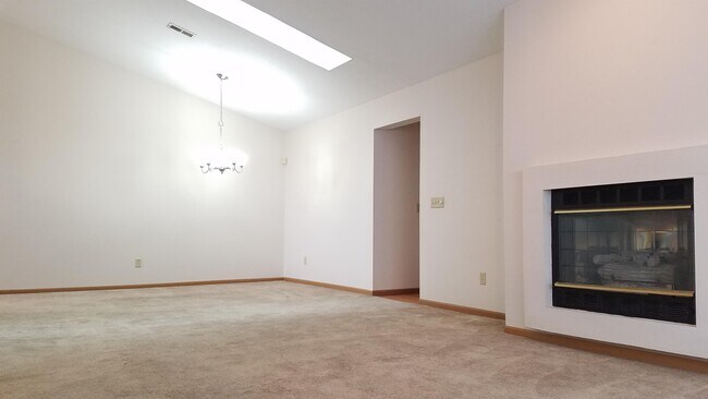 Building Photo - 751 Hilltop Ln