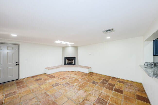 Foto del edificio - WOW! Completely remodeled 3 bedroom/2 bath...