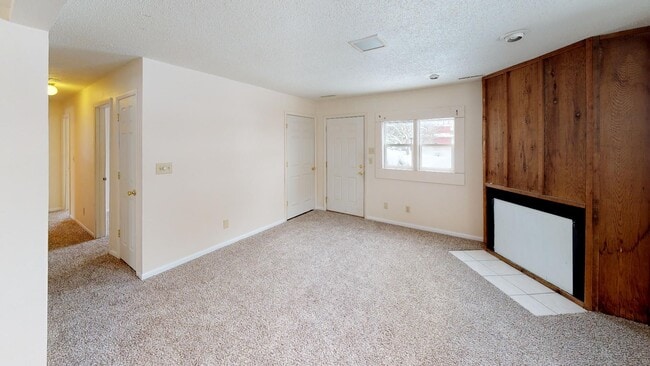 Building Photo - 3 Bedroom Duplex w/Garage & In Unit Laundry