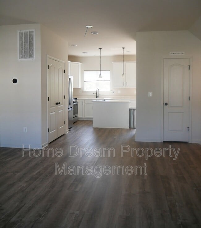 Building Photo - 2517 Drake Ln