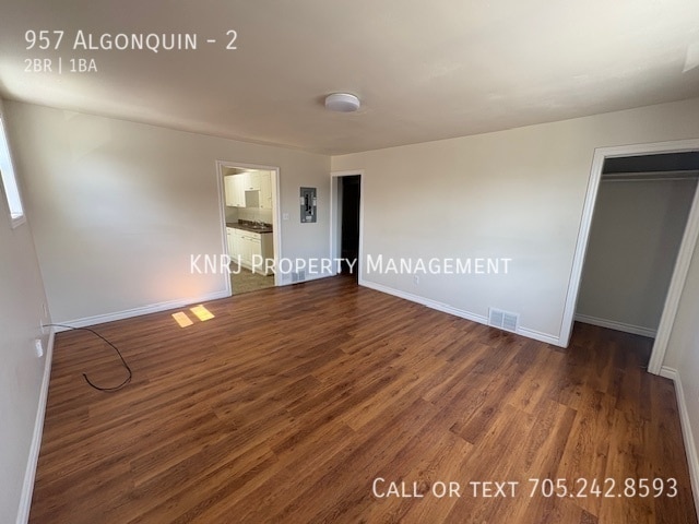 Building Photo - Spacious Second Floor Apartment