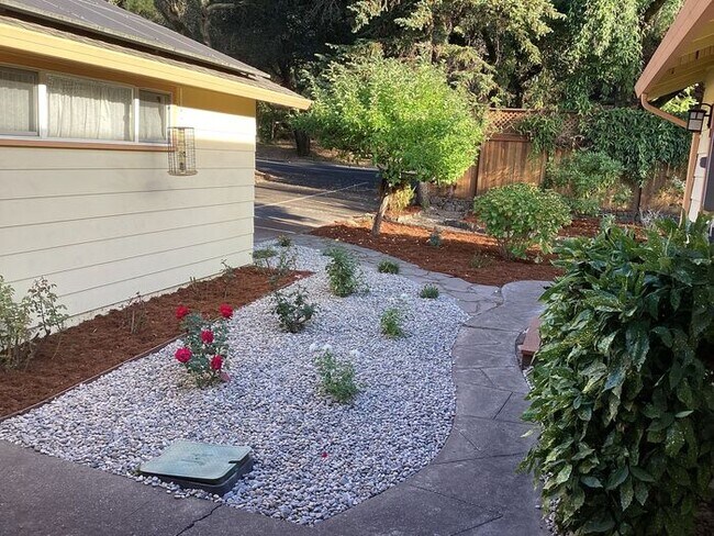 Foto del edificio - Look No Further, this home has it all- Hot Tub, Sauna, EV Charger, Solar, KOI Pond & More