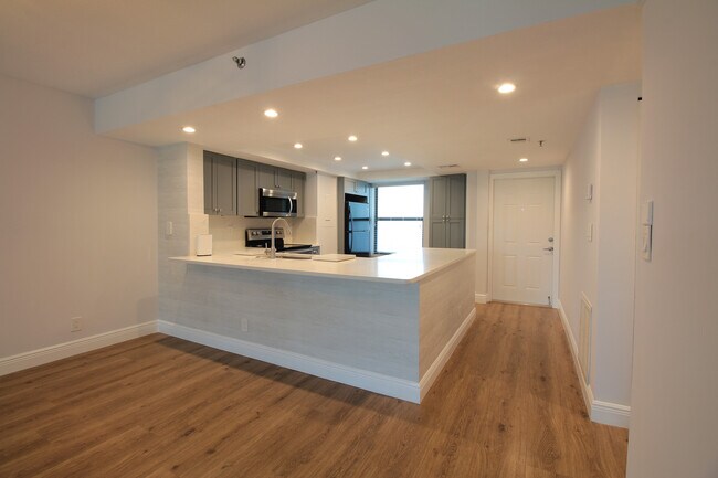 Building Photo - 6562 Boca del Mar Dr