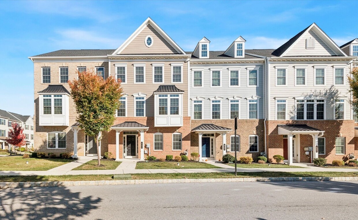 Foto principal - Beautiful 3BD/4BA townhome in Malvern!