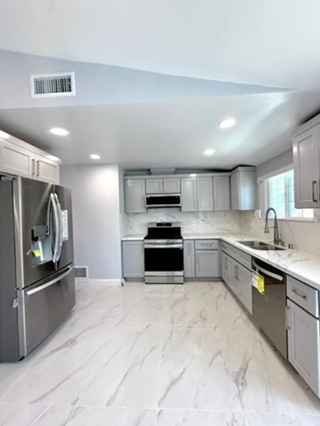 Building Photo - 17112-17116 Ceredo Pl