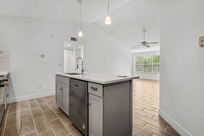 Foto del edificio - VENETIAN PLACE - 2nd floor • 1 BR 1 Bath - 735 ft²