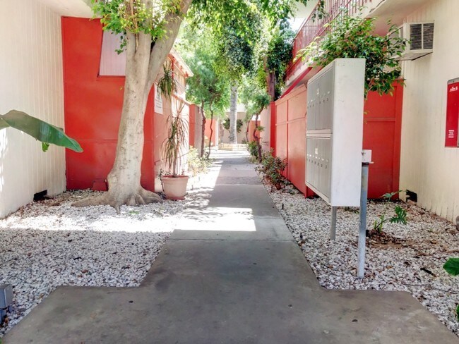 Building Photo - 1144 N Orange Grove Ave