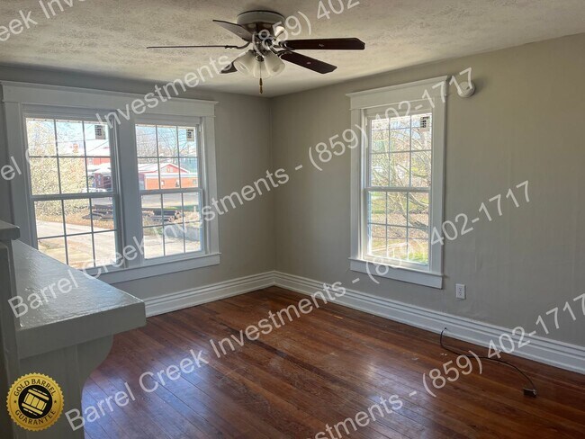 Foto del edificio - 224 E Poplar St