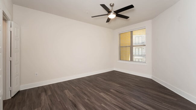 Dormitorio con suelo de superficie dura - St. Johns West