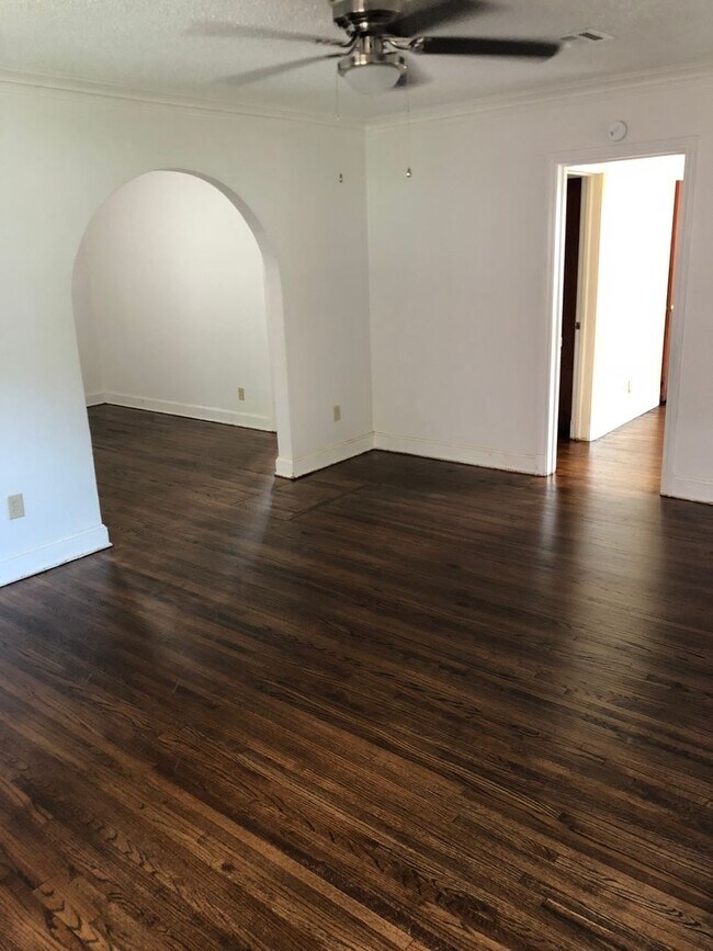 Building Photo - Stylish Urban Living at Its Best! 3 Bed, 1...