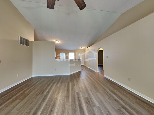 Foto del edificio - 5691 Levi Kramer Blvd