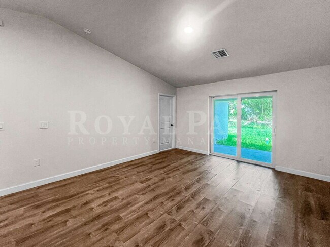 Building Photo - Spacious 3-Bedroom Duplex Retreat with 2 Full Baths in Prime Lehigh Acres Location!