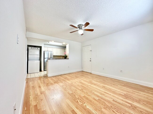 Building Photo - 351 Palm Way
