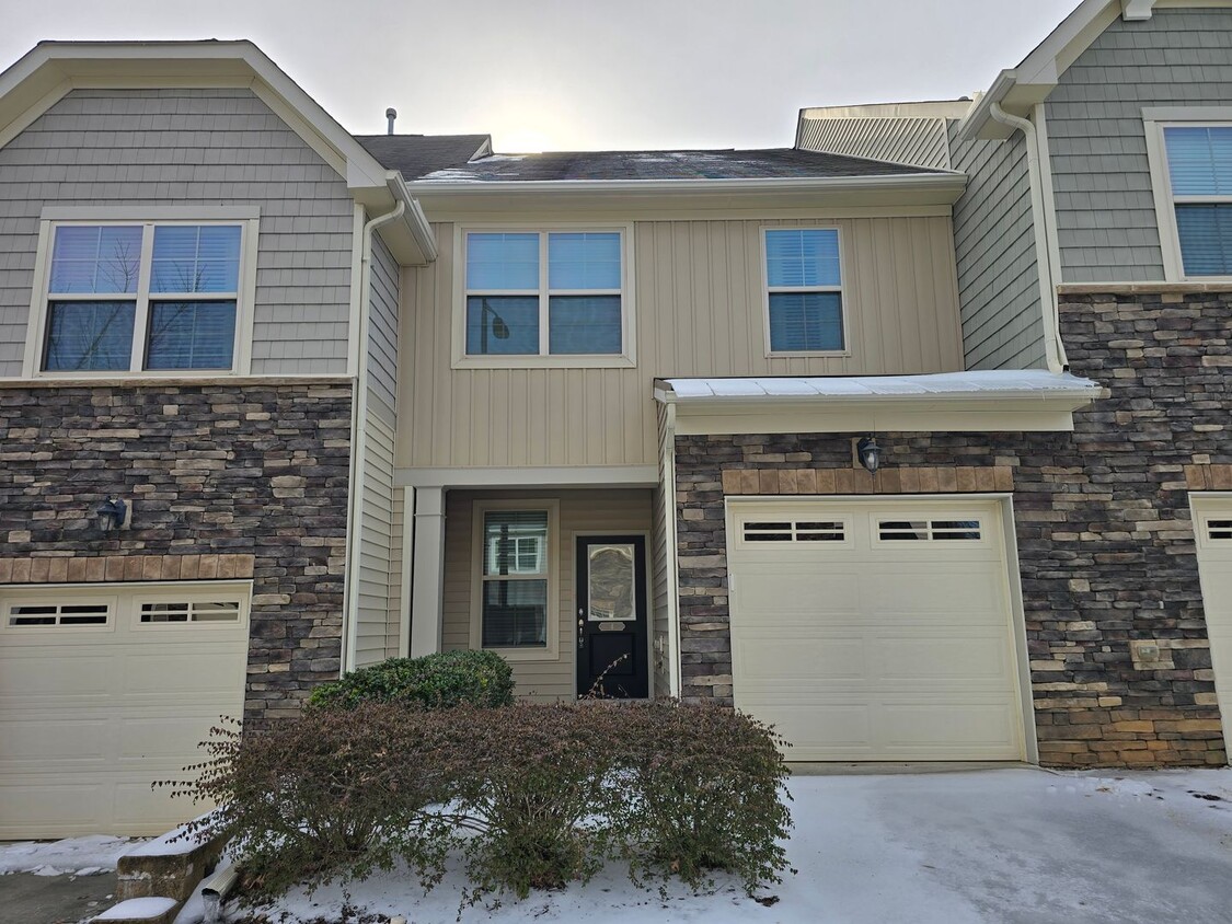 Classic & Comfortable West Durham Townhome with Timeless Design - Classic & Comfortable West Durham Townhome with Timeless Design