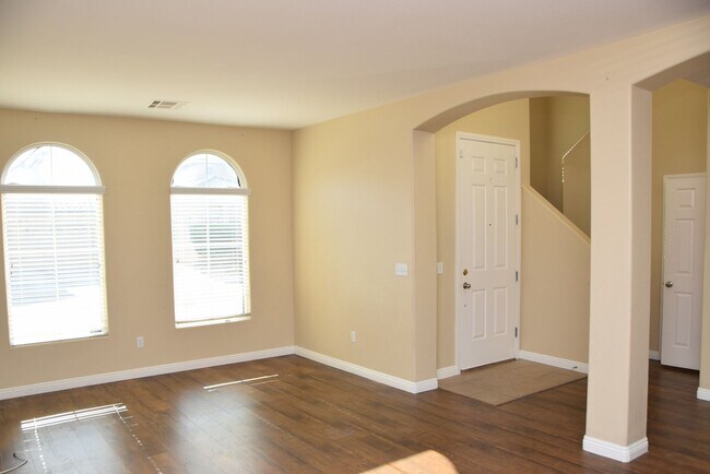 Foto del edificio - BEAUTIFUL 4 BEDROOM, 2.5 BATH SINGLE-FAMIL...