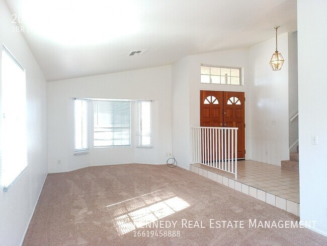Foto del edificio - Spacious 3-Bedroom Home w/Bonus Room for L...