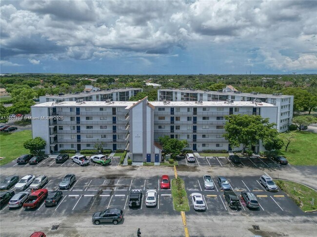 Foto del edificio - 8740 N Sherman Cir
