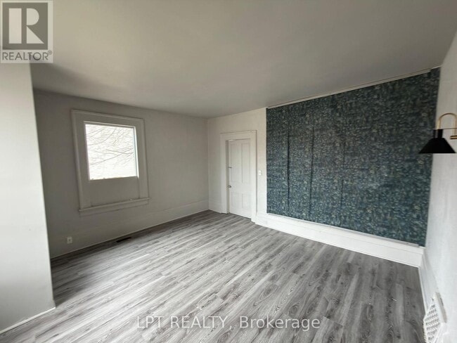 Building Photo - 37 Elizabeth St N