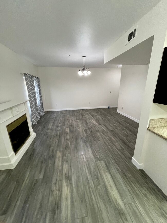 Building Photo - 14655 Vanowen St