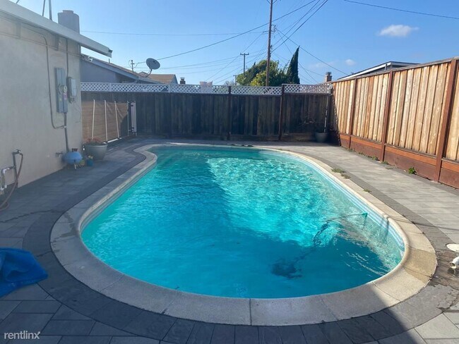 Foto del edificio - 4 br, 3 bath House - 35224 Santiago Street