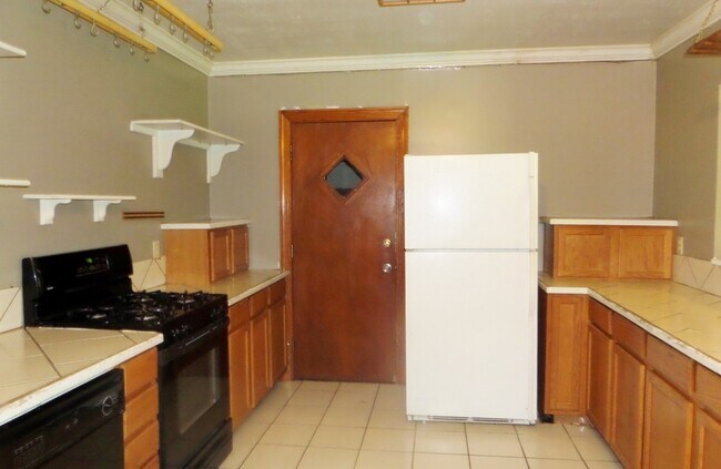 Foto del edificio - 3 BR house with fenced yard walking distan...