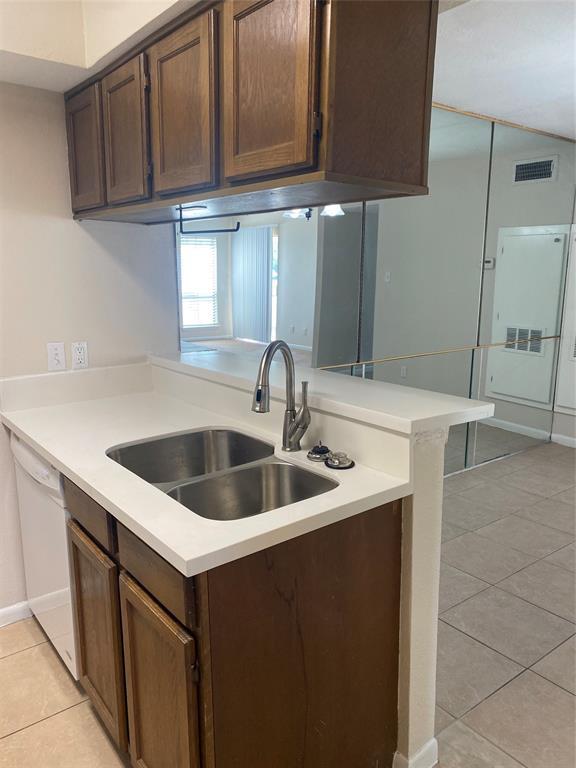 Building Photo - 17401 Red Oak Dr