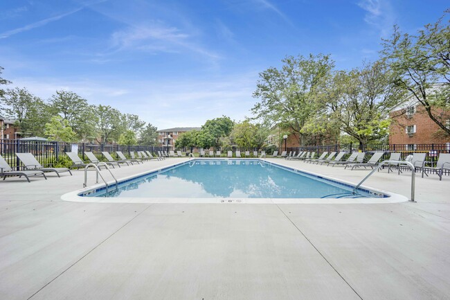 Pool - Lakehaven Apartments