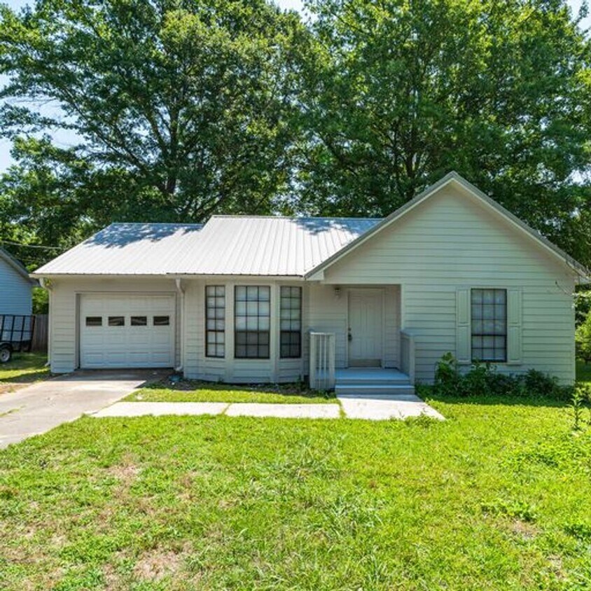 Primary Photo - Charming 3-Bed, 1.5-Bath Home in Highly De...