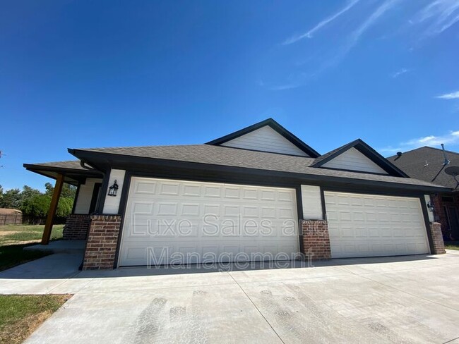 Building Photo - 5220 Oakwood Villa Ct