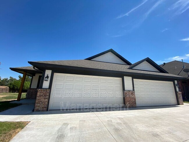 Photo - 5220 Oakwood Villa Ct House