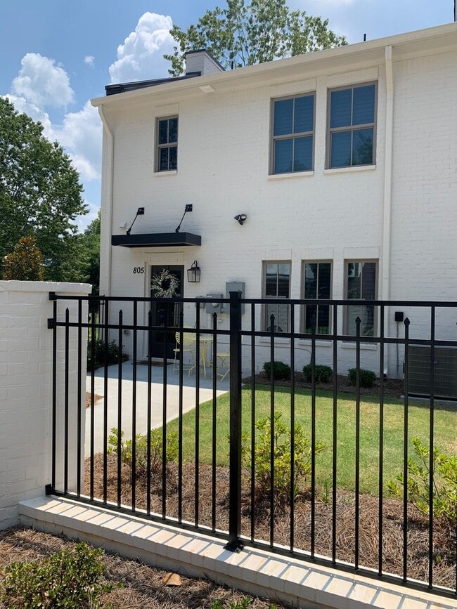 Foto del edificio - Like New Colonial Style Townhome close to Downtown Opelika