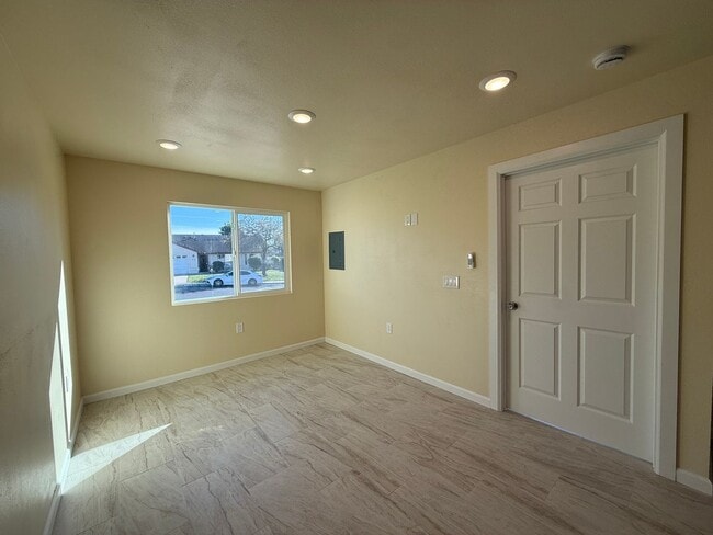 Building Photo - R71300