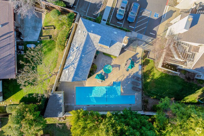 Piscina - 3 Months Free at Eastlake Apartments !